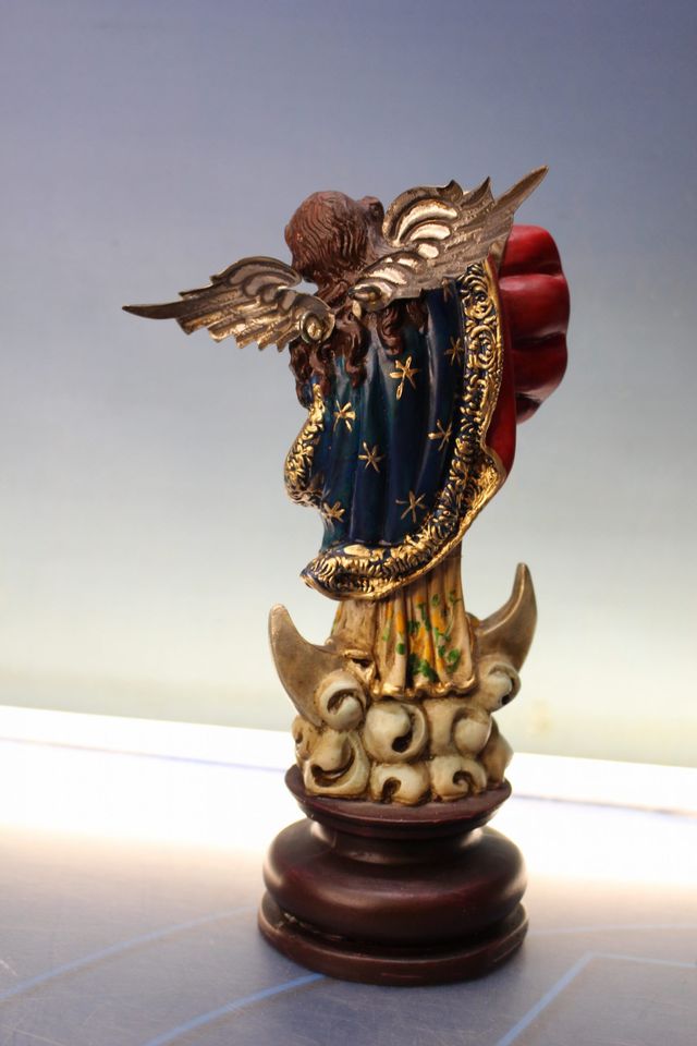 Virgen de Quito, del Panecillo o Alada en hornacina.