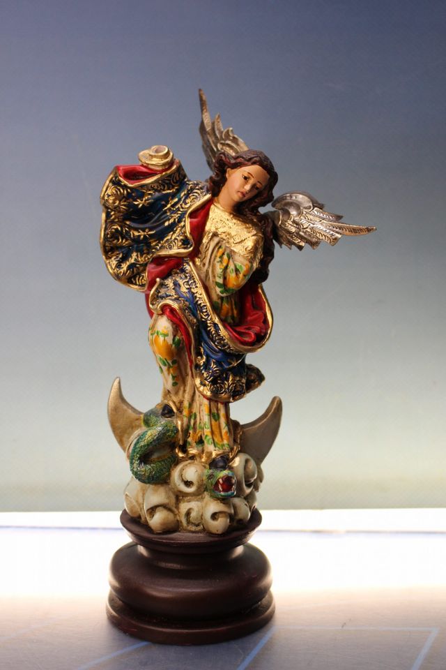 Virgen de Quito, del Panecillo o Alada en hornacina.