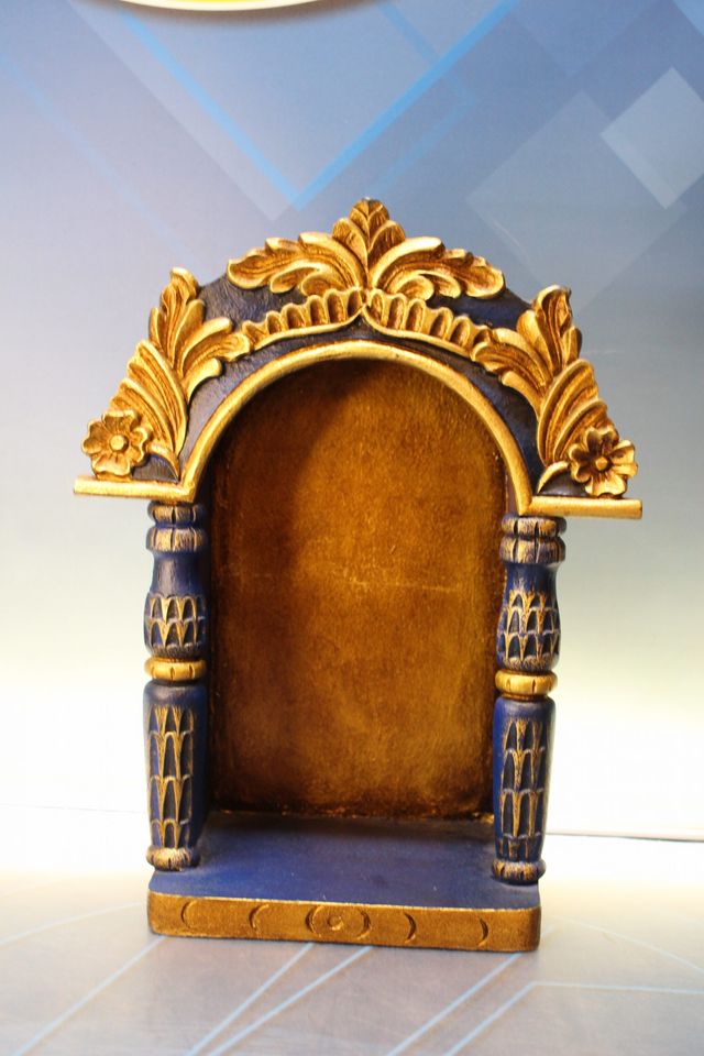 Virgen de Quito, del Panecillo o Alada en hornacina.