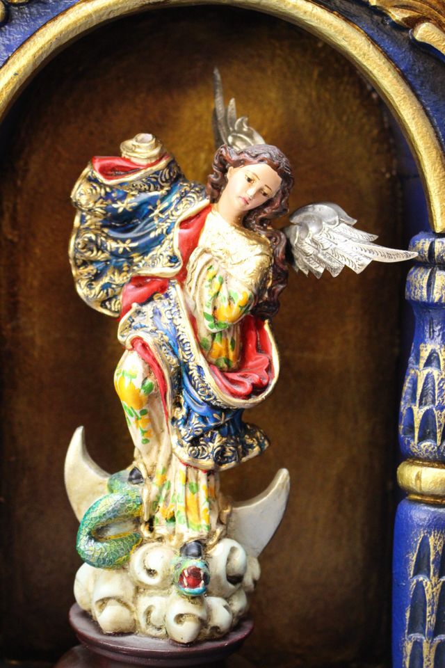 Virgen de Quito, del Panecillo o Alada en hornacina.