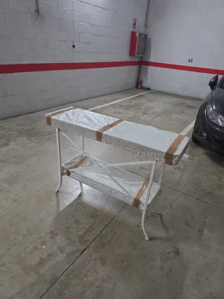 Mesa auxiliar metálica blanca