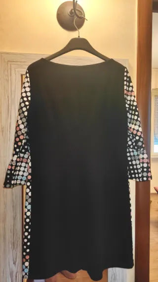 Vestito nero pois colorati