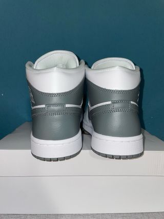 Air Jordan 1 Mid Gris y Blanco nuevas