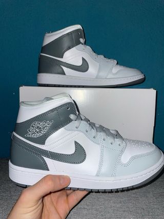 Air Jordan 1 Mid Gris y Blanco nuevas