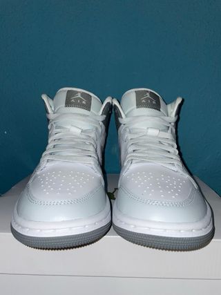 Air Jordan 1 Mid Gris y Blanco nuevas