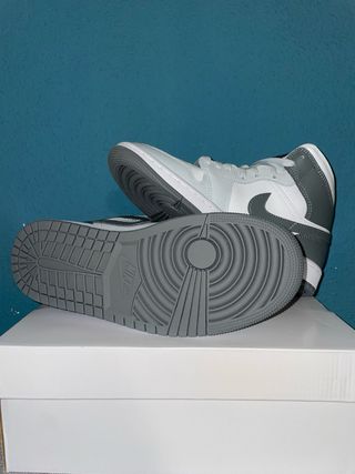 Air Jordan 1 Mid Gris y Blanco nuevas