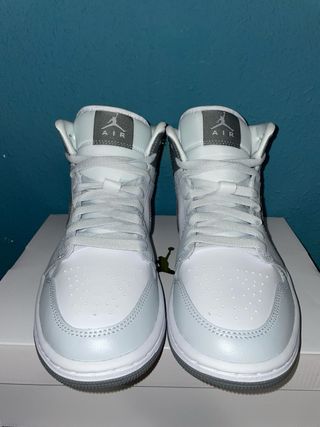 Air Jordan 1 Mid Gris y Blanco nuevas