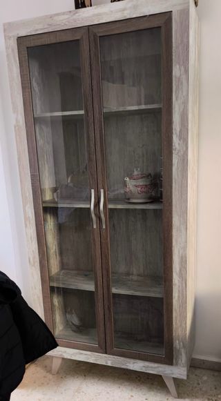 Vitrina de madera y cristal
