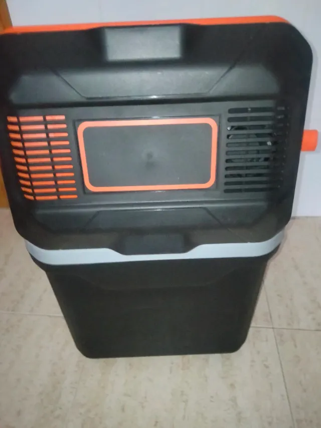 Nevera Portátil Burn Energy Drink refrigerada.