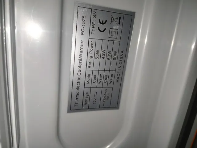 Nevera Portátil Burn Energy Drink refrigerada.