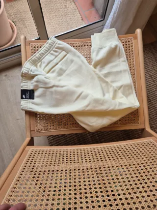 Pantalón de chándal Nike amarillo suave.