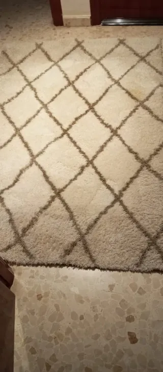 Alfombra de rombos beige y marrón