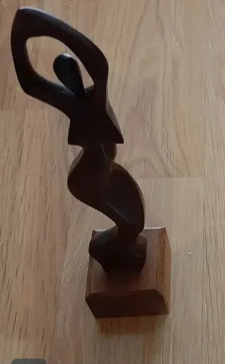 Figura de bailarina decorativa.