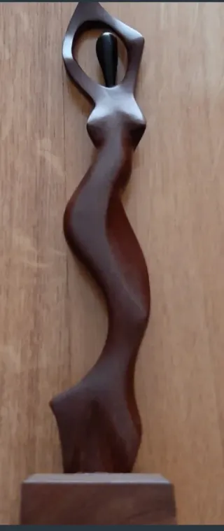 Figura de bailarina decorativa.