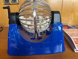 Máquina de Bingo Azul con Bolas y Cartones