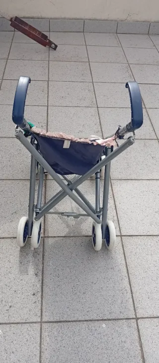 Passeggino giocattolo blu con ruote