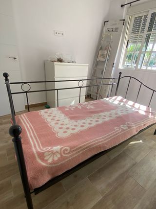Cama de forja negra con colchon negociable