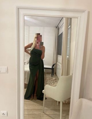 Vestido de fiesta verde con abertura