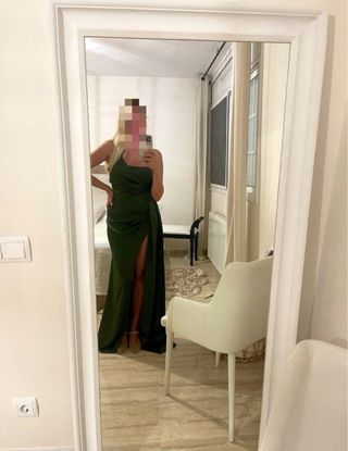 Vestido de fiesta verde con abertura