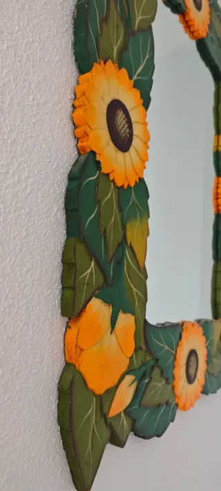 Espejo de madera decorado con girasoles