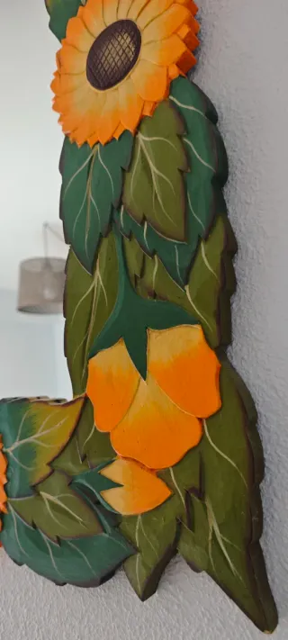 Espejo de madera decorado con girasoles