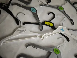 34 perchas infantiles variadas