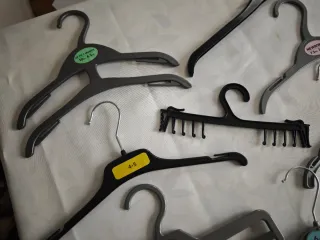 34 perchas infantiles variadas