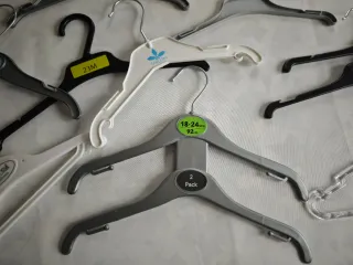 34 perchas infantiles variadas