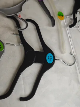 34 perchas infantiles variadas