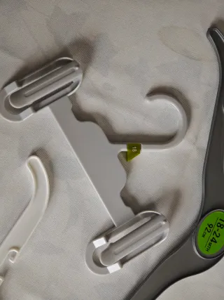 34 perchas infantiles variadas