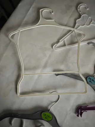 34 perchas infantiles variadas