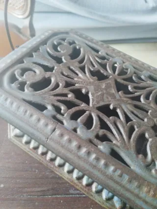 Brasero portátil antiguo de hierro fundido