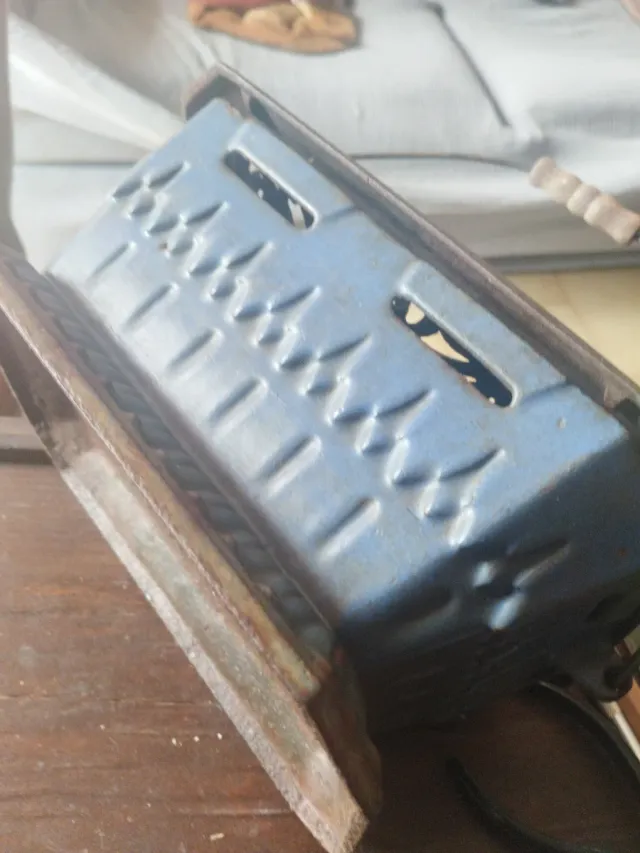 Brasero portátil antiguo de hierro fundido