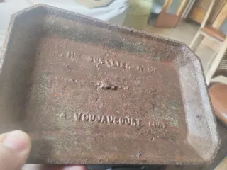 Brasero portátil antiguo de hierro fundido