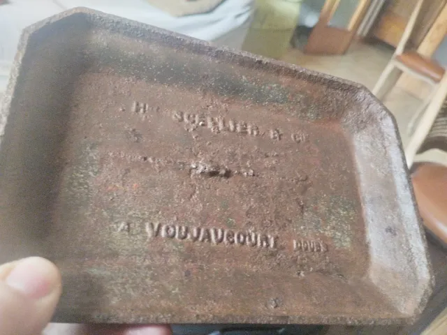 Brasero portátil antiguo de hierro fundido