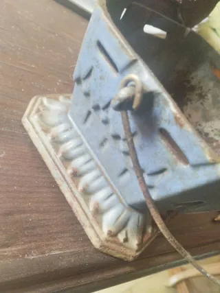 Brasero portátil antiguo de hierro fundido