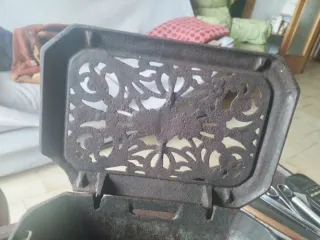 Brasero portátil antiguo de hierro fundido