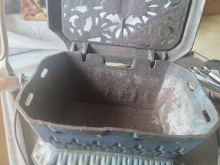 Brasero portátil antiguo de hierro fundido