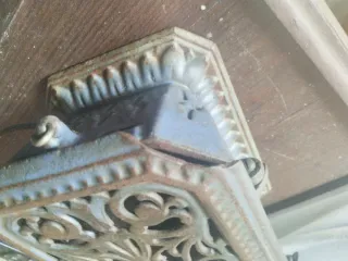 Brasero portátil antiguo de hierro fundido