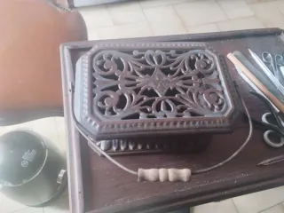 Brasero portátil antiguo de hierro fundido