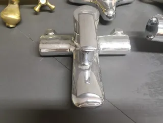 Grifo de ducha metálico plateado