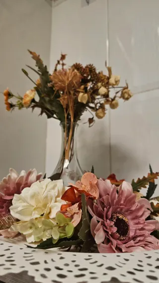 Centro de mesa con flores artificiales