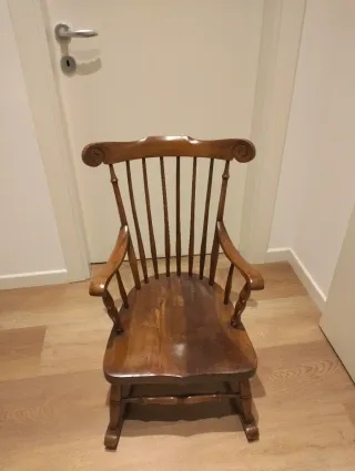 Sedia a dondolo per bambini in legno vintage