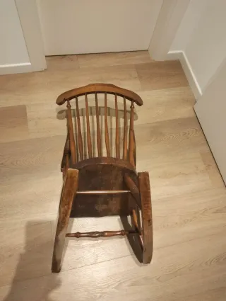 Sedia a dondolo per bambini in legno vintage