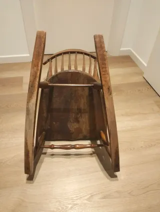 Sedia a dondolo per bambini in legno vintage