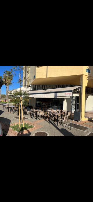 Toldo de bar beige y negro