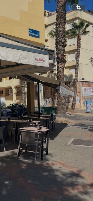 Toldo de bar beige y negro