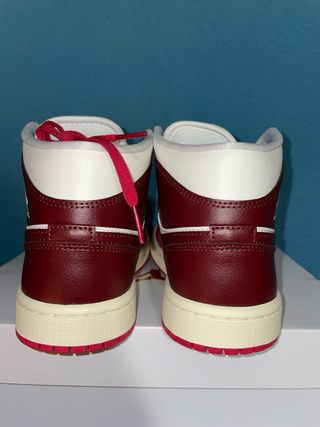 Air Jordan 1 Mid Rojas y Blancas nuevas