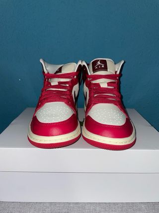 Air Jordan 1 Mid Rojas y Blancas nuevas