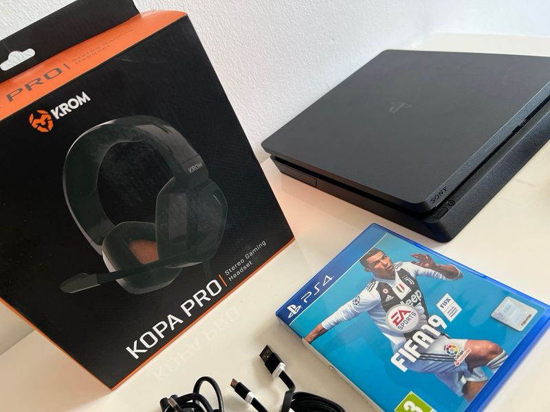 PS4 Slim 1TB + Mando + Cascos + FIFA 19 afbeelding 2